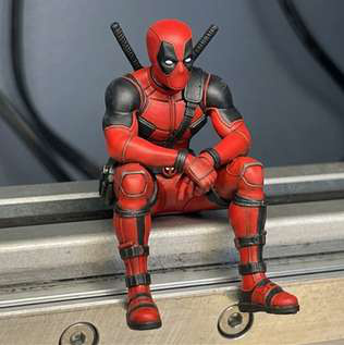 DeadPool sentado